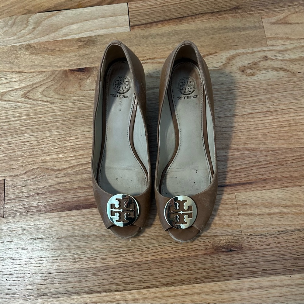 Tory Burch Women's Tan Logo Peep-Toe Wedges
